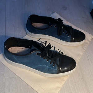 Lanvin - Säljer nu dessa sjukt snygga Lanvins då dom börjar bli lite små på mig. Skorna är i st 43. skick 8,5/10 bedöm själv. Är öppen för byten, vid frågor skriv. Endast dustbag medföljer. Kom med bud!