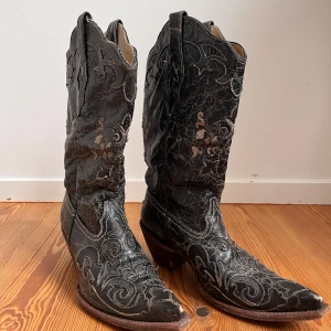 Vintage Cowboy Boots from Texas, Black, Size 39/40 - Vackra cowboyboots köpta från en vintage butik i Texas.   I skon står storleken 40-43, men jag brukar ha 39, och de passar mig perfekt.  Utvändigt rätt så slitna, men inget fel på sulan/invändigt.