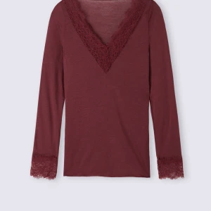 Intimissimi  - Kända Intimissimi tröjan i röd och spets u-ringning, nästan inte använd. Köpt förra året.