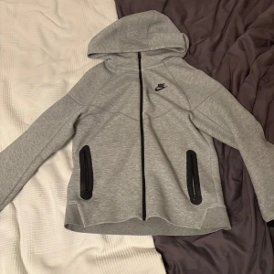 Nike tech - Helt ny med byxor. Om ni vill ha nån annan bild eller fråga är det bara att kontakta.