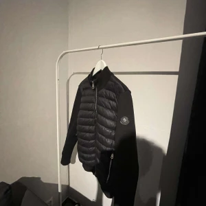 Moncler cardigan - Moncler cardigan storlek S säljs för 2599kr först till kvarn som gäller! Priset är inte fast i sten utan kan ändras vid en riktigt snabb affär 