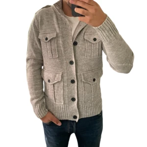 Cardigan tröja  - Säljer denna riktigt snygga tröjan perfekt nu under hösten och vintern. Vid frågor och funderingar skriv 💬 