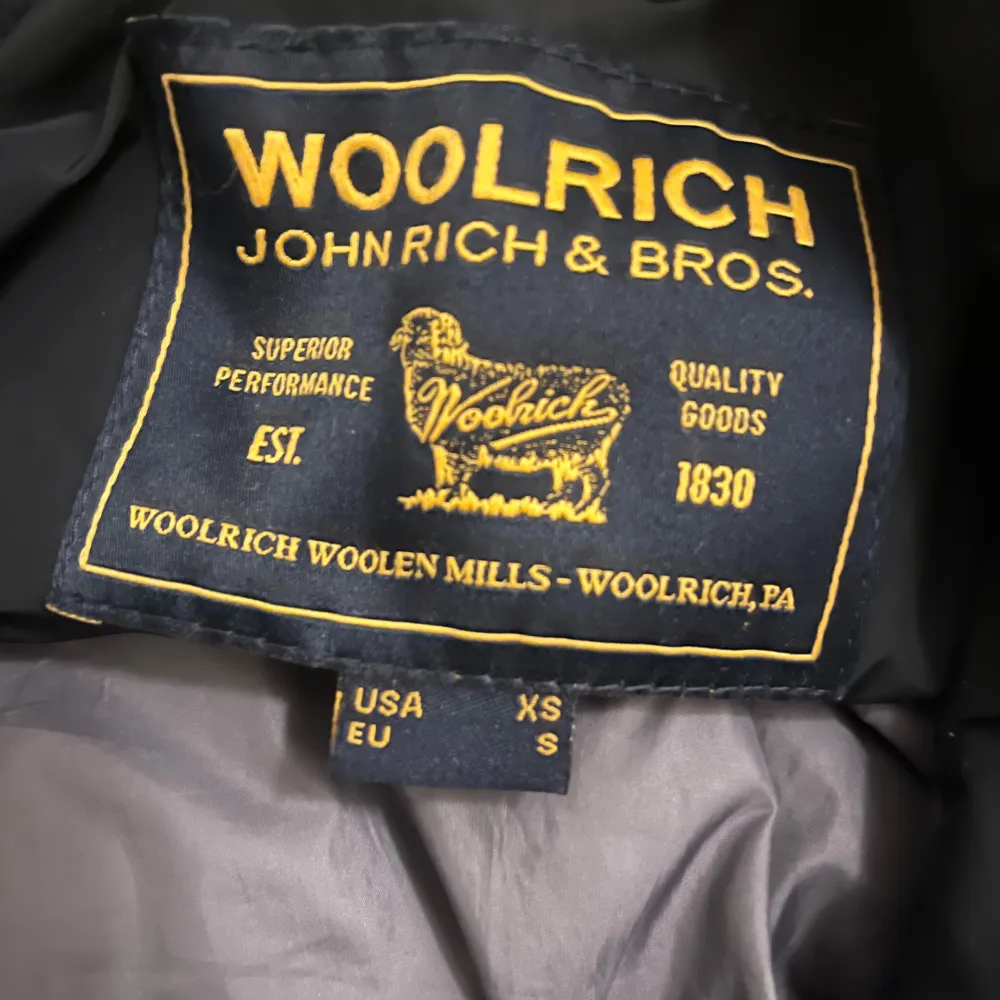 Woolrich höstjacka. Mörkblå i storlek S. Jackor.