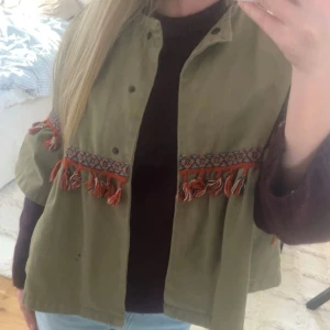 Zara grön trekvartsjacka  - Säljer denna sjuuukt snygga gröna jackan från zara med fransar som är perfekt till hösten eller våren🍁🍂 använd endast ett fåtal gånger och är i bra skick! Storlek xs/34. Skriv till mig innan du trycker på köp nu eller om du har några frågor💗💞