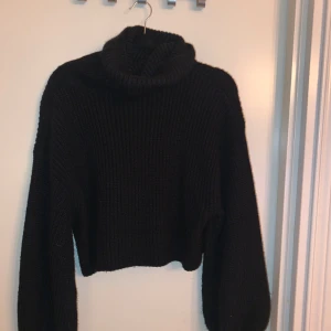 Svart stickad polotröja - Säljer en supermysig svart stickad croppad polotröja.  Knappt använd så i väldigt fint skick  