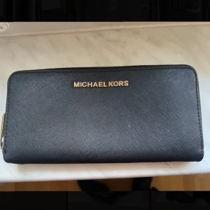 Plånbok Michael Kors - Säljer denna fina plånboken från Michael kors i väldigt fint skick, hör av er vid frågor!