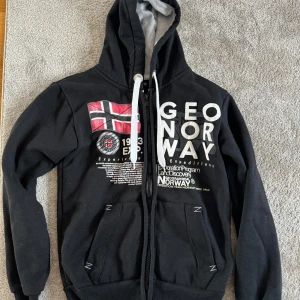 Geo norway tröja - Riktigt fet geo norway tröja, nyskick med tags kvar! Storlek S🤩