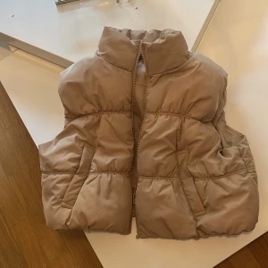 Tre jackor till salu - Säljer tre olika jackor: en beige pufferjacka, en svart skinnjacka och en blå jeansjacka. Perfekta för olika tillfällen och stilar!