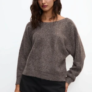 Stickad tröja  - Säljer denna stickade gråbruna tröjan som går att ha off shoulder och som one shoulder. Storlek M. Endast använd en gång och helt slutsåld. Köp via ”Köp nu” knappen. Postar samma dag eller dagen efter 💞