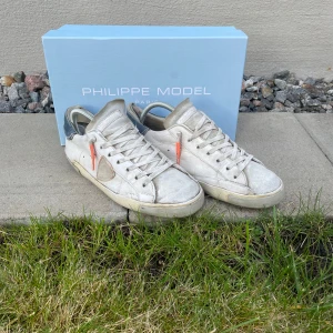 Philippe Model skor - Tjena! Säljer nu ett par philippe model skor storlek 43 (passar även 42), för endast 899kr😱.Sulorna är limmade samt har precis impregnerat skorna så de mår bra! Inga synliga fläckar finns! Hör av dig vid frågor! Är såklart även öppen för förhandling.
