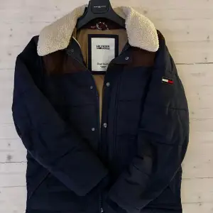 Tommy Hilfiger Denim, navy blue/brown cotton jacket in size L. The jacket is in very good condition & dry cleaned earlier this spring. It’s a perfect warm jacket for this autumn and upcoming winter months 😊  Available for pickup in Sörnäinen.