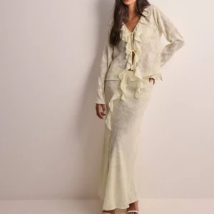 Neo noir set - Säljer detta superfina settet med kjol och blus från Neo Noir, endast använda en gång🥰🥰