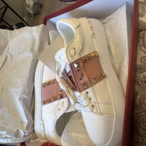 Valentino - Frächa i nyskick Priset går att diskutera om vid snabbaffär.