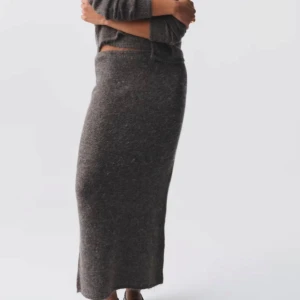 Knitted maxi skirt - Jätte snygg kjol, perfekt till hösten! Säljer då jag har en till i en annan storlek. Den är i bra skick och är även helt slutsåld på hemsidan💗 Skriv vid frågor eller för egna bilder☺️