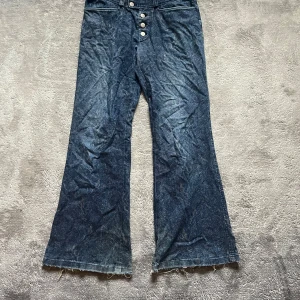 Blå jeans från Tornado Mart -  Ett par snygga blå jeans från Tornado Mart från Japan.De är bootcut och är EJ i storlek L utan mer som 30/30 (s-m) riktig snygga men kommer inte riktigt till användning säljer därav🙂 skriv vid frågor eller intresse
