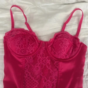 Rosa korsett topp - Säljer min oanvända sjukt snygga korsett topp storlek XS.  Kan frakta eller mötas upp  Skriv för frågor eller funderingar 