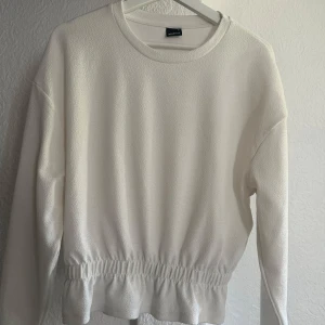 Vit tröja - Super fin vit tröja från ginaTricot i storlek M. Fint skick 