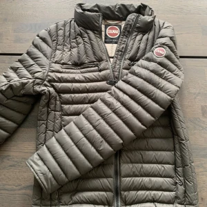 Colmar jacka - -Denna Colmar jackan är i riktigt bra skick, aldirg använd. 10/10 i skick. -Nypris 2399kr, mitt pris 1099. Kan diskuteras.