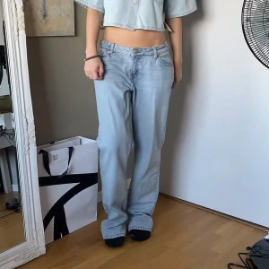 Jeans  - Snygga lågmidjade jeans. Ingen prislapp på men aldrig använda. midjemått 40 cm Innebenslängd 78cm