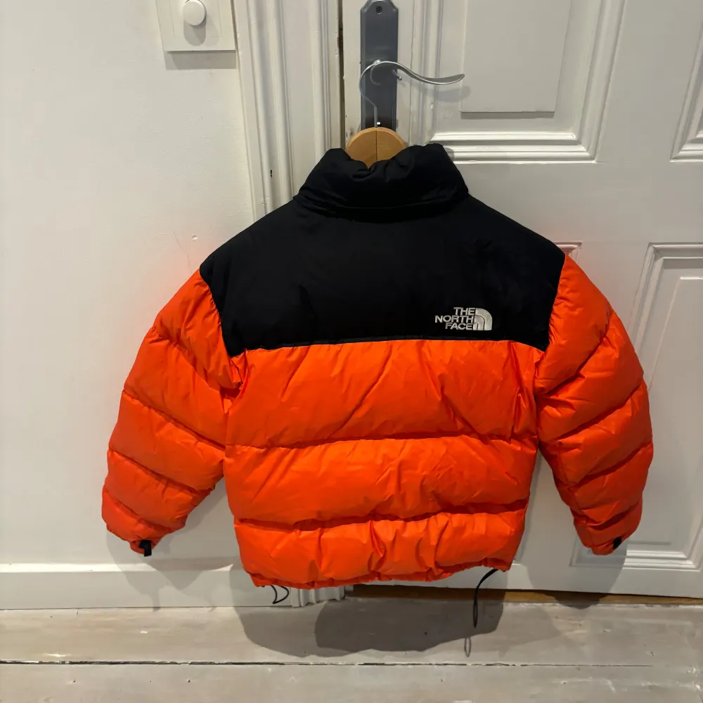 Säljer north face pufferjacket i bra skick. Finns tecken på användning . Jackor.