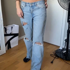 Jeans  - Coola jeans. Köpta på Plick för ca ett år sedan. midjemått 40cm. Innebenslängd 72/73cm  Vid snabb affär kan pris diskuteras 💕😍
