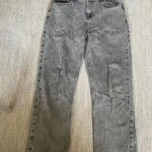 Ljusgråa grunt jeans i bra skick,  har små defekter längst ner på byxbenen men det märker man knappt och när man har de på går det inte att se. Inköpta på kidsbrandstore för 699kr och jag skulle säga att de passar från ca 165-167