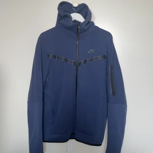 Nike tech fleece  - Skick 7/10, har legat i garderoben ett bra tag nu, det är därför den säljs. Priset går att diskutera 