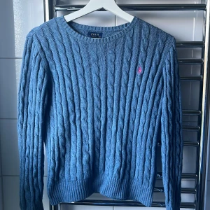 ralph lauren ribbad tröja - Jätte fin ralph lauren tröja i blå med rosa märke. Säljer eftersom den är för liten för mig nu. Nypris 1000kr jag säljer för 200kr💕