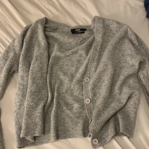 Grå kofta  - Bra skick, den är som ny eftersom jag aldrig andvänt den, det är storlek L men jag skulle säga att den är som en M/S