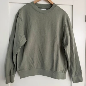Grön crewneck - Säljer en snygg ljusgrön sweatshirt från brothers till ett kanonpris. Helt sprillans ny. Nypris 800kr
