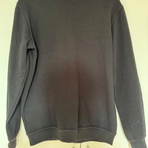 Svart sweatshirt - Säljer en klassisk svart sweatshirt som är perfekt för vardagsbruk. Den har långa ärmar och en normal passform. Materialet känns mjukt och bekvämt, perfekt för kyligare dagar.