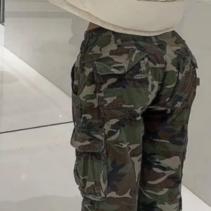 Cargo byxor - Äkta Brandit Cargobyxor - olive camo Använda en gång men helt utan defekter eller skador, pris kan diskuteras, köpta för 950kr förra året när dom var som mest efterfrågade, bild kan jag skicka på själva byxorna