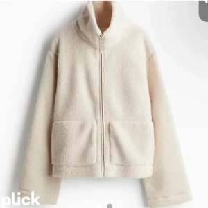 Teddyjacka H&M - Säljer denna helt slutsålda och populära Teddyjacka från H&M! Superfin nu till hösten och är i väldigt bra skick, inte använd super ofta🥰 Är 177 cm för referens, Storlek M, men beukar ha S i storlek😋pris går att diskutera vid snabb affär🥰