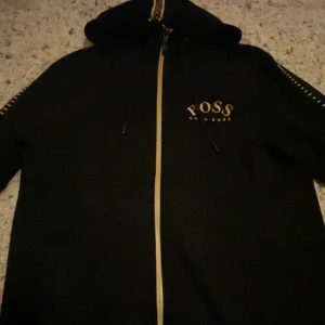 Hugo boss kofta byte funkar  - Säljer en snygg kofta ifrån hugo boss. Bekväm och snygg med färgen guld och svart. Inga fläckar eller hål 