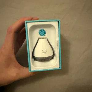 LumiSpa Accent-huvudet - Oanvänd, nyskick!! 🌸  LumiSpa Accent-huvudet är enkelt att sätta fast på din LumiSpa-apparat när du är redo för din ögonvårdsrutin. Den har ett silikonmunstycke med en design som liknar silikonhuvudet. Det vågformiga mönstret bidrar till att exfoliera och liva upp huden med den skonsamma beröring som området kring ögonen behöver. ageLOC LumiSpa IdealEyes är designad för att fungera med LumiSpa Accent-huvudet och är framtagen för att tackla de vanligaste hudbesvären i området runt ögonen.