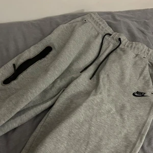 Grå Nike tech fleece mjukis byxor  - Nike tech fleece mjukis byxor säljer i tröjan oxå båda har samma pris använts 1 gång