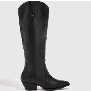 Svarta cowboy boots - Snygga svarta cowboy boots med spetsig tå och låg klack. Stövlarna har dekorativa broderier längs skaftet och är tillverkade i skinn. Köpt på Plick men aldrig använda då det var för små, storlek 38!