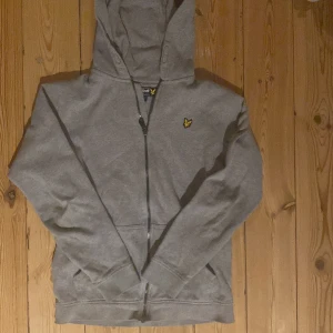 Lyle & Scott hoodie  - Säljer en fin Lyle & Scott hoodie, storlek 12-13 år. Pris är alltid diskuterbart 😁 