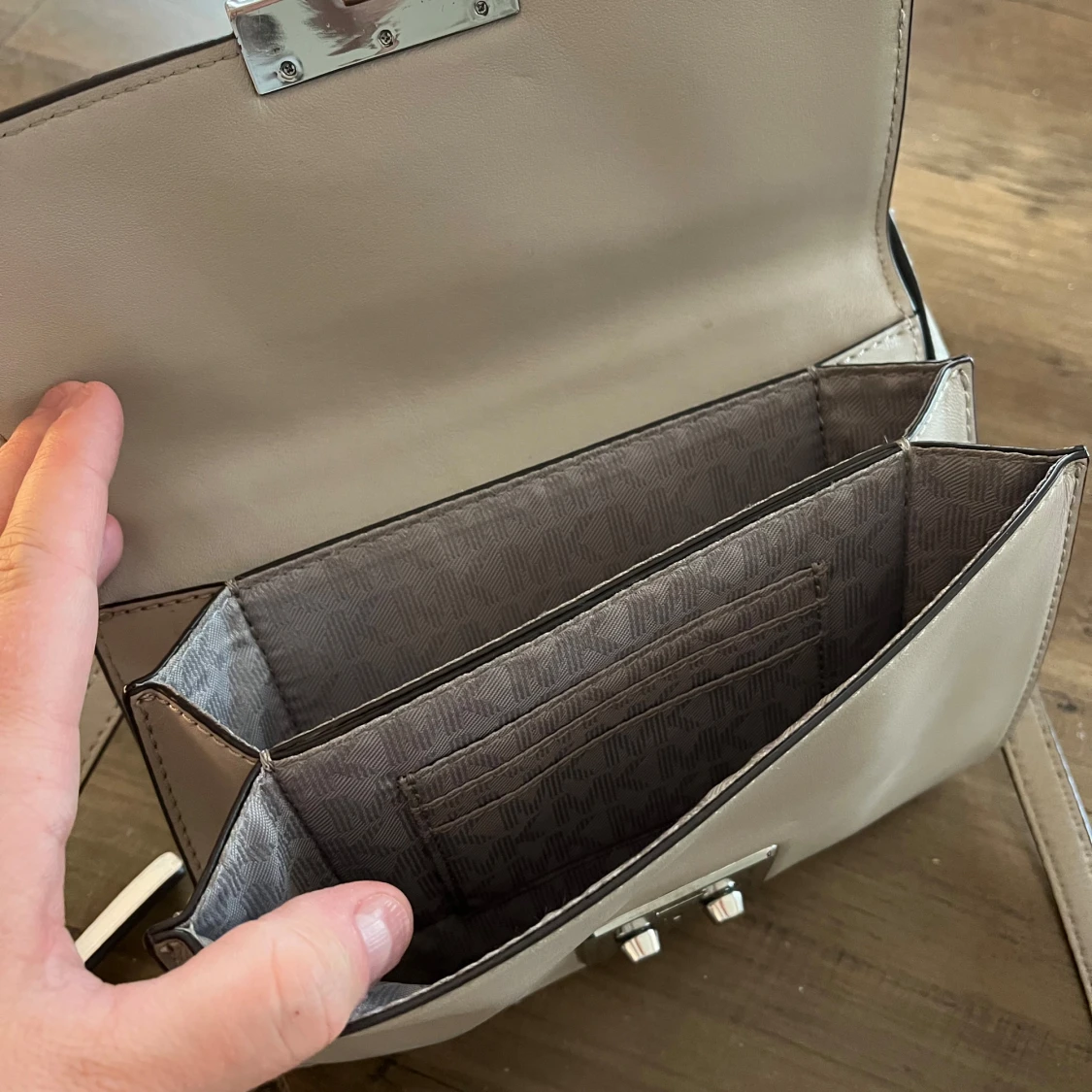 Beige axelväska från Michael Kors - 90