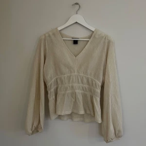 Blus - Den är vitare i verkligheten💞