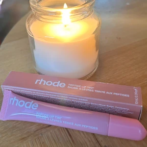 Rhode lipgloss "Ribbon"! - Lipgloss från Rhode i nyansen "Ribbon". Nytt och oanvänt. 10 ml. 