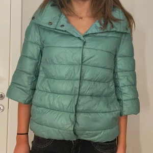 Turkos grön jacka med trekvartsärmar - Följ mig gärna då jag lägger upp liknande plagg 🌼Säljer denna super söta hernoliknande jackan. Den är i storlek S, i perfekt skick och utan skavanker. Skriv gärna om du har frågor eller köp direkt via köp nu så skickar jag dagen därpå ❤️