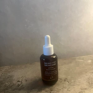 Brightening Serum från Skincity Skincare - Brightening Serum med 20% Vitamin C och Tranexamic Acid från Skincity Skincare. För jämnare hudton och lyster. 30 ml. Nypris 499kr. Oanvänd. 