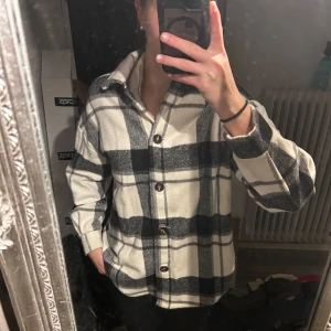 Svartvit rutig vår/höstjacka  - Säljer en stilren svartvit rutig jacka. Passar bra till både vardag och mer avslappnade tillfällen. Denna är från SHEIN och är i storlek 36, jag tycker den är lite liten i armarna (är själv 170 lång). Har använt den max 2 gånger 