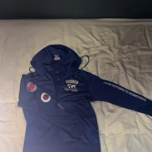 Hoodrich zip - Hej säljer denna hoodrich zip up. Den är storlek M men passar S