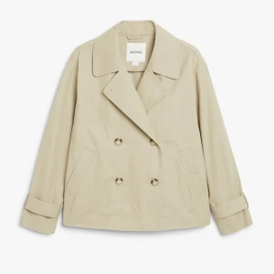 Beige trenchcoat från Monki - Säljer en mycket fin beige trenchcoat från Monki! Den är använd endast två gånger:) Perfekt till våren som kommer!!💞🙌