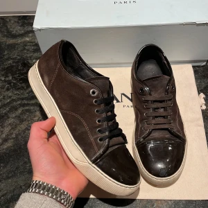 Lanvins - Säljer dessa sjukt feta lanvins! Storlek uk5. Vilket motsvarar storlek 40-41! Skick 8/10 lite sliten vänster cap toe . Kan gå ner i pris vid snabb affär. Hör av dig vid minsta fundering! 💯