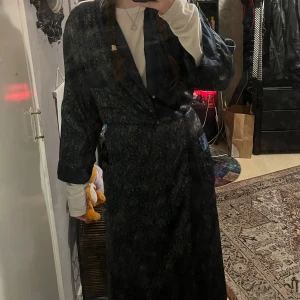 kimono/morgonrock silke - passar nog alla upp till XL, väldigt skönt material! finns en bröstficka. använd köp nu