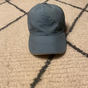 Loro piana keps - Säljer denna Loro piana keps i storlek s. Finns lite smuts på kepsens framsida syns på bild 1 lite men syns knappt och går att tvätta bort