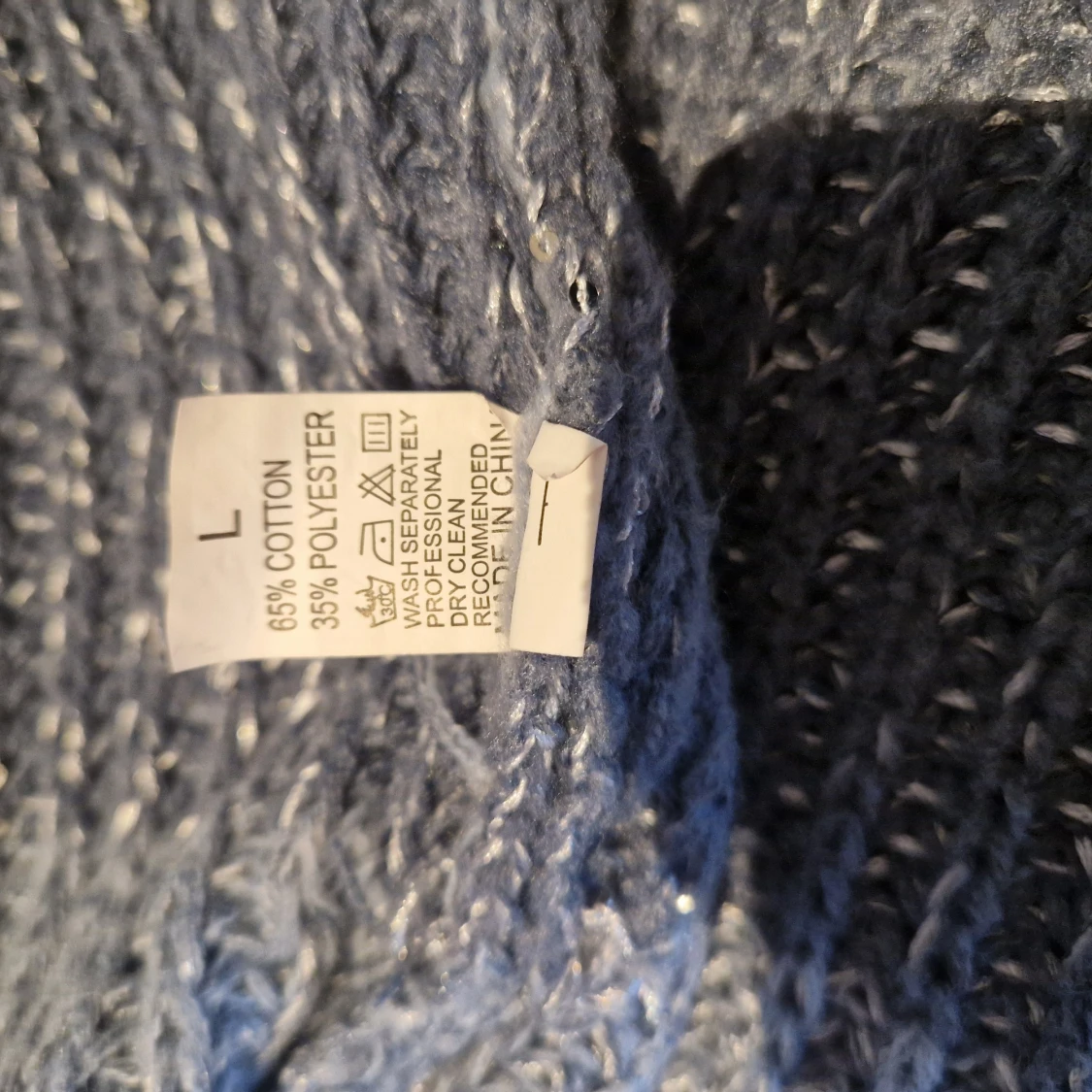 Glittrig stickad tröja i grå och beige - 90